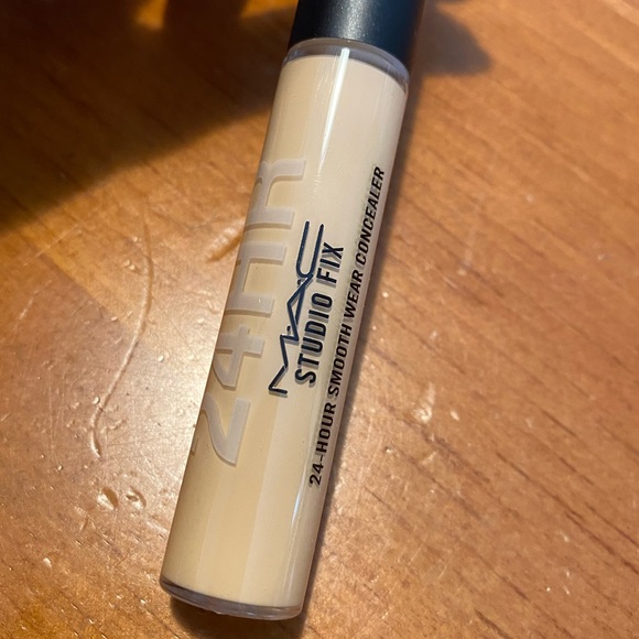 MAC Studio Fix 24-Hour Smooth Wear Concealer NC20 - Picture 5 of 12